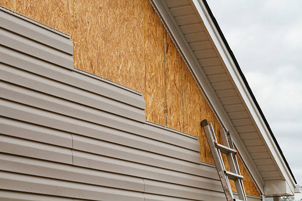 Professional Vinyl Siding technician working in Upperville, VA